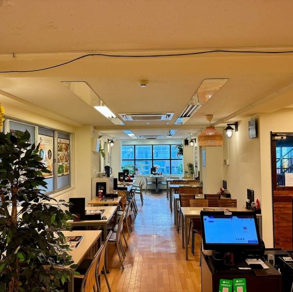 本場ベトナム料理を堪能できる大衆的な雰囲気の店内。女子会やデートでのご利用も◎広めのテーブル席やソファ席を完備しているので、ママ会やご家族でのお食事にも最適◎最大25名までの宴会も可能で、会社の飲み会や仲間同士の集まりにもぜひ。貸切もできますので結二次会やイベント利用にもおすすめ。