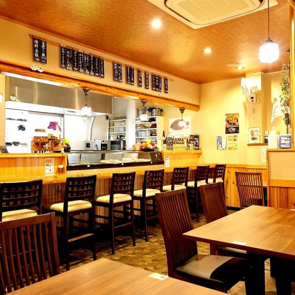 懐かしの昭和歌謡が流れる中で、リラックスしてお食事を楽しんでいただけます♪壁には当時のポスターが飾られ、ノスタルジックな雰囲気が漂います。大衆的な雰囲気の空間で、友人や家族と一緒に美味しい料理とお酒をお楽しみください！