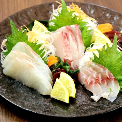 本日の鮮魚は店頭の黒板をご覧下さい