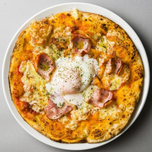 반숙 계란과 베이컨의 비스마르크 피자