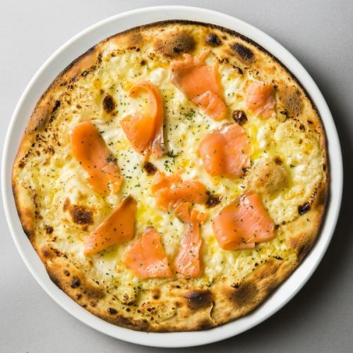 Pizza with salmon and Hidaka cream cheese
