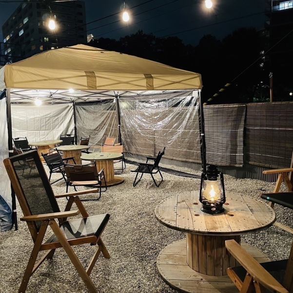 夜風が心地よいテラス「uraniwa」は、木製テーブルとランタンが灯る温かな空間。キャンプ気分でゆったりと食事やお酒を楽しめる、開放感たっぷりの特別席です。※Uraniwaは一心とは別メニュー、別会計になります。