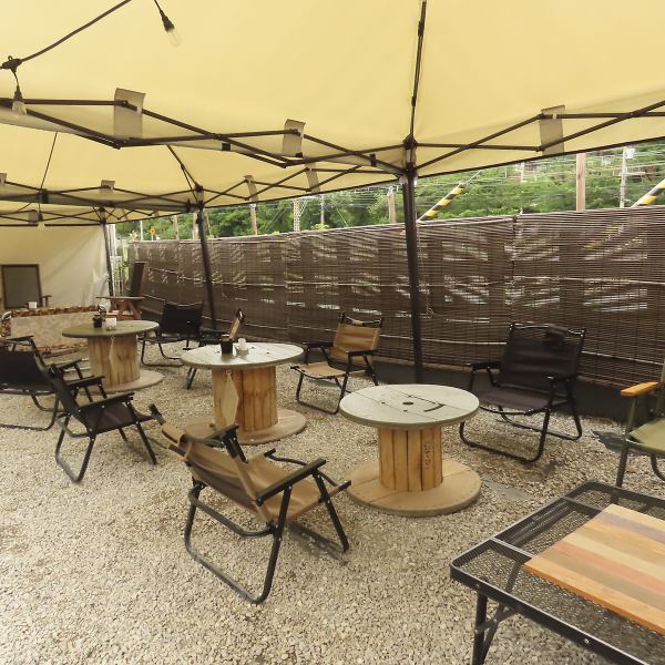 明るい陽射しが差し込む昼のuraniwaは、爽やかな風を感じながらくつろげる憩いの空間。木のぬくもりと自然光に包まれて、ゆったりと昼飲みが楽しめます。※Uraniwaは一心とは別メニュー、別会計になります。