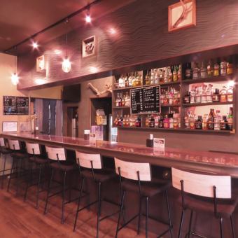 落ち着いた雰囲気のカウンター席は、お一人様や少人数でのご利用に最適。ゆっくりと食事とお酒を楽しめる大人の空間です。