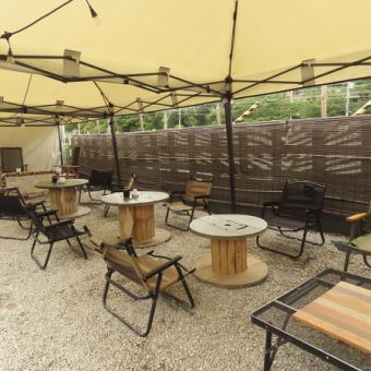 開放感あふれるテラス席は、心地よい風を感じながらお食事が楽しめる特別な空間。季節の移ろいを感じながらゆったりとしたひとときをどうぞ。※Uraniwaご予約は電話のみとなります。尚、一心とは別メニュー、別会計となります。予めご了承ください