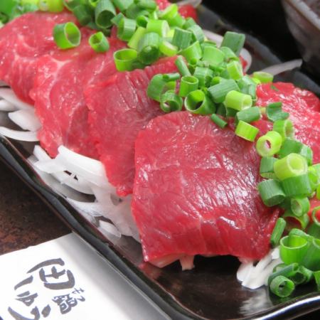 【专卖店的味道】♪熊本直送的马肉生鱼片！您也可以享受课程