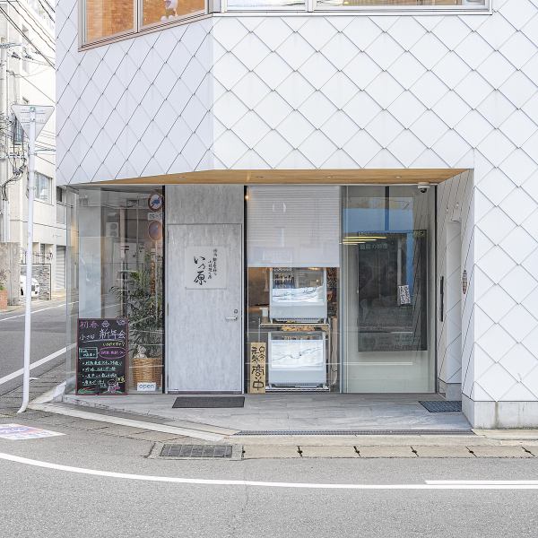 We operate in an easily accessible location, about a 5-minute walk from Exit 1 of Gofukumachi Station on the Fukuoka City Subway Hakozaki Line! We also accept private rentals for up to 8 people, so please feel free to contact us if you would like to use the space.