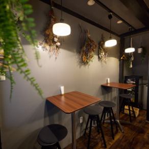 A space where you can enjoy a leisurely meal in a calm atmosphere! There are two tables for two, making it ideal for a casual date or a meal with friends. Enjoy a relaxing time savoring special dishes and drinks at the tables surrounded by comfortable interior decor.