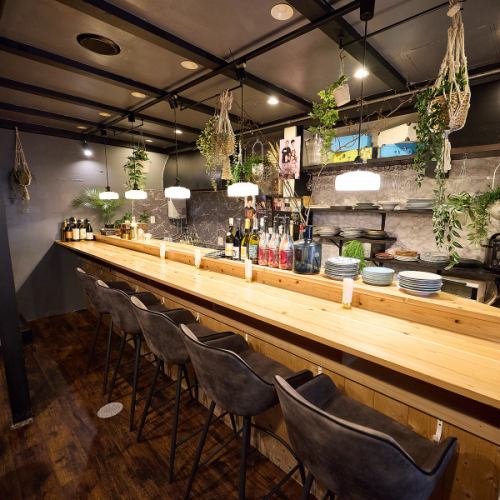 A special space where you can enjoy watching the chef prepare your meal up close.There are rows of spacious, comfortable chairs, allowing you to have a luxurious experience of smelling and listening to the sounds while you dine! The casual atmosphere makes it a great place to come with friends or by yourself, and enjoy casual conversations about food and wine.