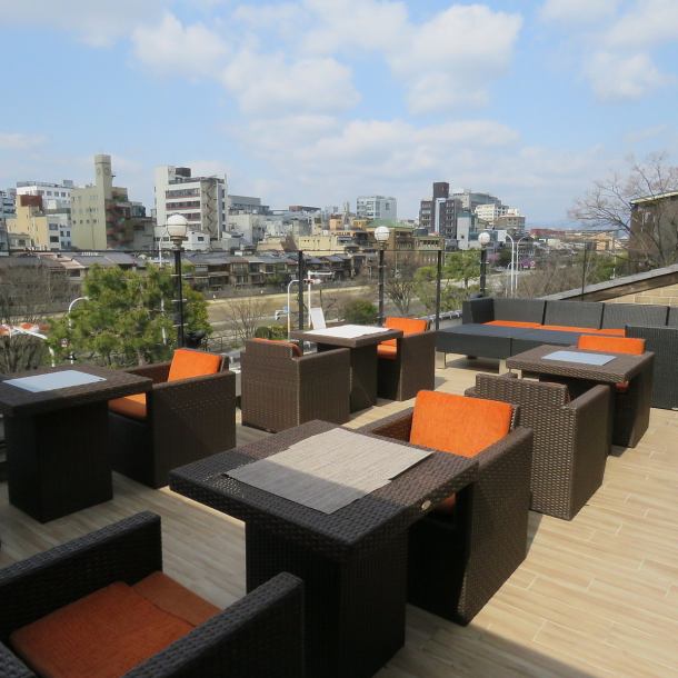 [Terrace seats with a panoramic view of Kamogawa ♪] There are 40 terrace seats in total !! In spring, the cherry blossoms are in full bloom, and Kamogawa and the cherry blossoms in full bloom spread out in front of you ♪ In a spacious and open space, every season You can enjoy the changing Kamogawa ♪