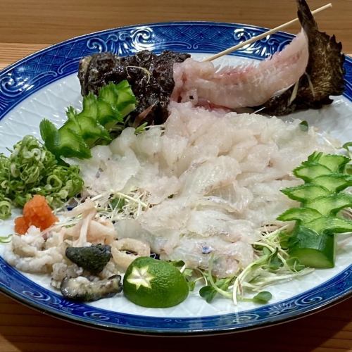 Thinly sliced sashimi of okoze (whole fish available) [live fish]