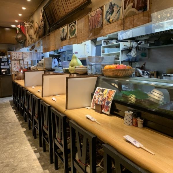 [One person is welcome ◎] The counter seats with a lively atmosphere are also popular! You can enjoy Hokkaido while enjoying the seasonal fish lined up in the show window while watching the many dishes that are finished in a neat manner. Masu ☆