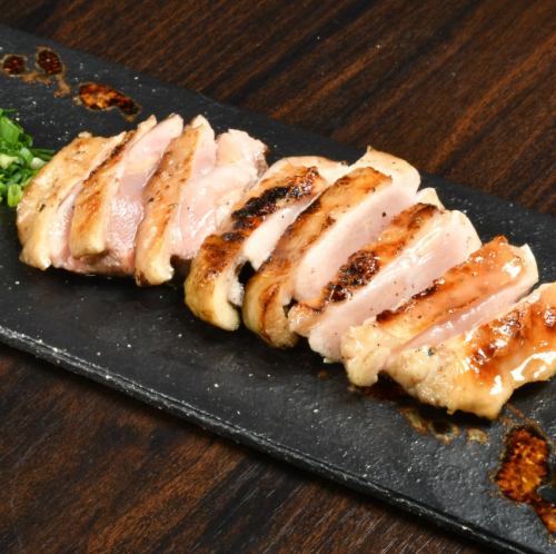 [The juicy texture and fragrant skin will whet your appetite☆] Seared local chicken thigh 968 yen (tax included)