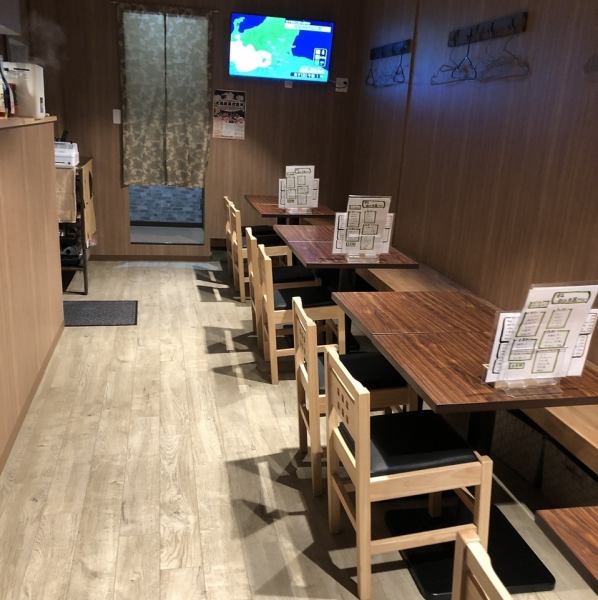 ゆったりとしたテーブル席は、グループでのご利用にぴったりです。結合することも可能で、宴会利用は4名様からOK！貸し切り利用は13名様から最大20名様ほどで可能です！お気軽にご相談ください♪