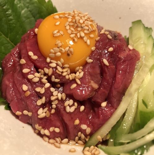 馬肉ロースのさくらユッケ