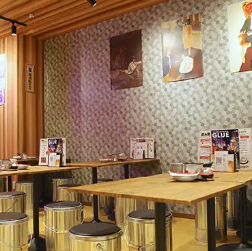 [Convenient Table Seating] We have plenty of table seating available for groups of 2 or more.This layout is perfect for everyday use, whether it's a get-together with friends, a quick drink after work, or a company party.Each table is equipped with its own dedicated liquor tap, allowing you to enjoy all-you-can-drink smoothly without having to leave your seat.