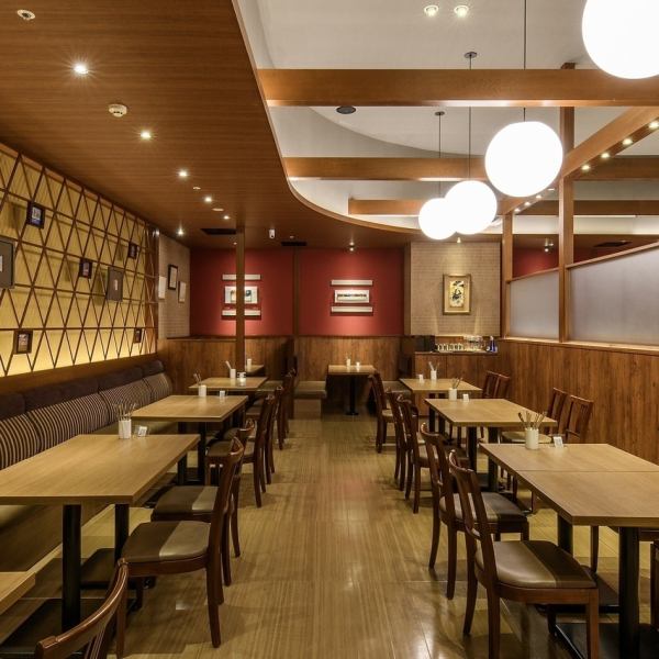 全74席の広々とした店内は様々なシーンでご利用いただけます！デートでのご利用から、団体でご利用の方まで。是非お気軽ご来店ください。お待ちしております◎