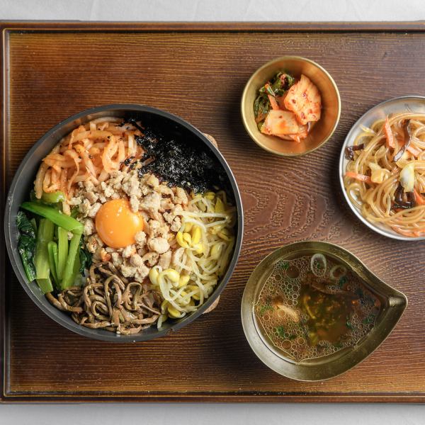 【コチュジャンからナムルに至るまで店内で手作り！手間暇かけてます！】石焼ビビンバ