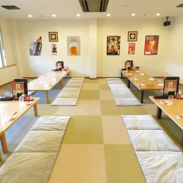 大部屋には座敷テーブルをご用意しております!最大50名様同時にご利用頂けますので、宴会などにお使いください!もちろん、普段使いで、2名から10名様までご利用できますので、ご家族やご友人などのお食事に是非◎