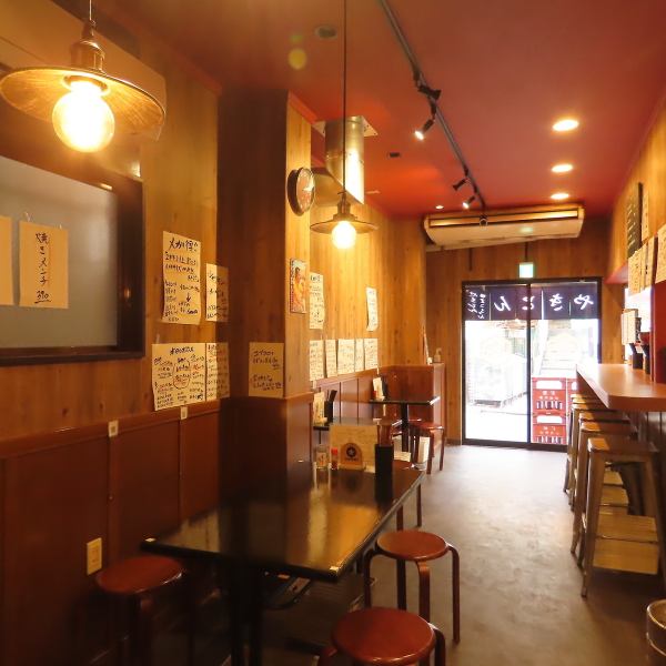 にぎやかで活気あふれる大衆酒場の雰囲気です♪仕事帰りのサク飲みにも、友人との賑やかな飲み会にも最適◎店内にはカウンター席とテーブル席を完備しており、お一人様からグループのお客様まで幅広くご利用いただけます。