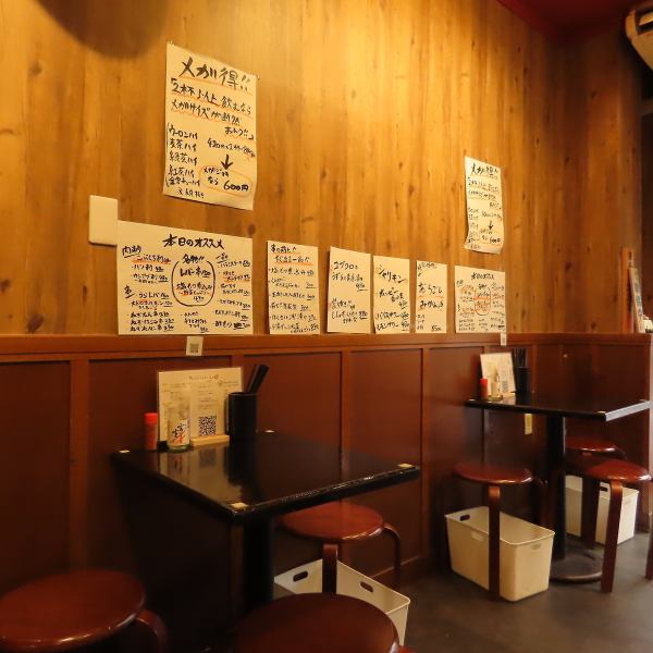 アットホームで温かみのある内装は、肩肘張らずリラックスできる空間です♪テーブル席は数名でのご利用にぴったりで、周りを気にせずお食事やおしゃべりを楽しめます◎大人数での宴会をご希望の場合は、貸切予約も可能ですので、お気軽にご相談ください！