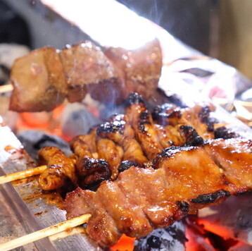 【炭火焼き】香ばしさがたまらない！ジューシーな肉の旨味が溢れるやきとん串