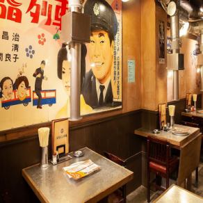 The interior of the store is full of nostalgic Showa retro atmosphere.