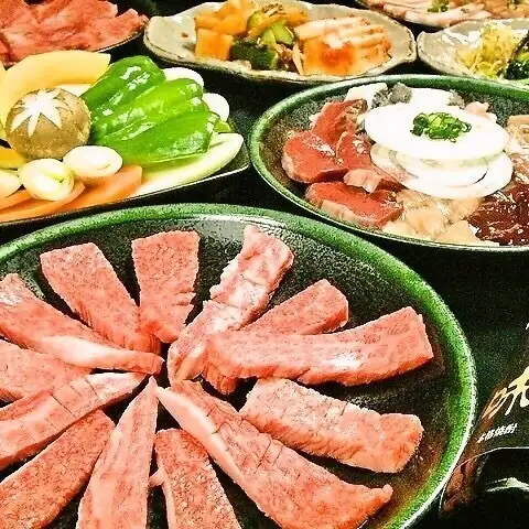 【含90分钟畅饮】尽享烤牛排和西冷牛排的美味！6800日元即可享用丰盛的13道菜套餐。