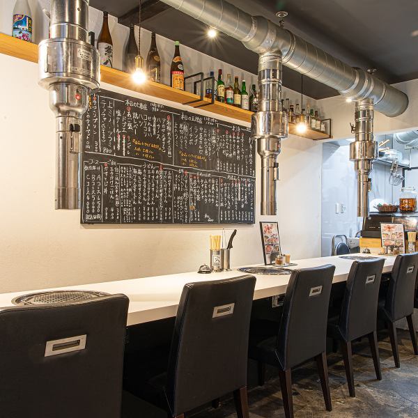 当店は、カップルや親しい友人同士での少人数の食事向きなお席もご用意しております。落ち着いた感じの店内が、リラックスした雰囲気を醸し出し、会話を楽しむにもぴったりの環境です。各テーブルにはグリルが備えてあり、自分たちのペースで焼肉を楽しむことができます。焼肉を通じて大切な人との絆を深めてください！