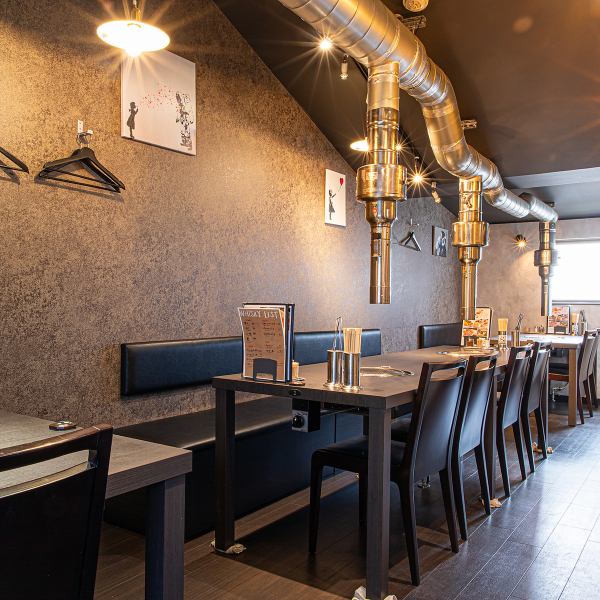 当店は、豊富なメニューが揃っており、どれから食べるか迷ってしまうほどです。新鮮な肉の種類はもちろん、サイドメニューも充実しており、選ぶ楽しさが味わえます。友人や家族とシェアしながら、さまざまな味を楽しむのもポイントです。心ゆくまで焼肉を堪能できるこのお店で、特別なひとときをお過ごしください！