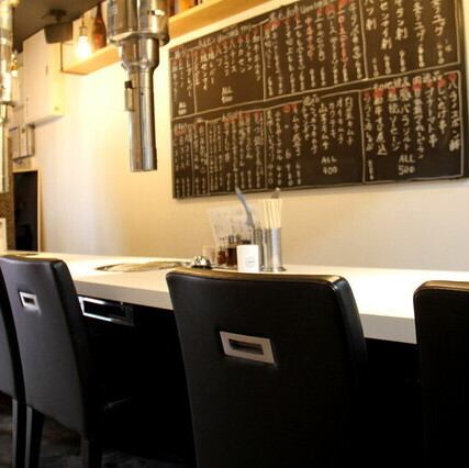 まさに食を楽しむためにお席。目の前には豊富なメニューが掲示されたボードがあり、選ぶ楽しさを引き立てています。シンプルなデザインのお席は、居心地が良く、焼肉を心ゆくまで堪能するのに最適です。自分のペースで焼き加減を調整できるのも魅力の一つ。食材が焼ける香ばしい匂いが漂い、食欲をそそります♪