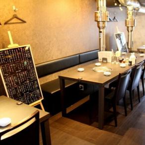The table seats six and can be used for drinking parties with colleagues or small banquets.We also offer banquet courses with all-you-can-drink options.
