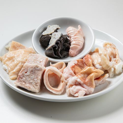 肉質の良さが際立ち希少部位も楽しむことができるのが魅力。１頭買いされた「ホルモン」 各種638円(税込)～