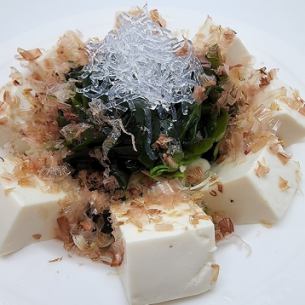 Naruto wakame and tofu salad (green perilla)