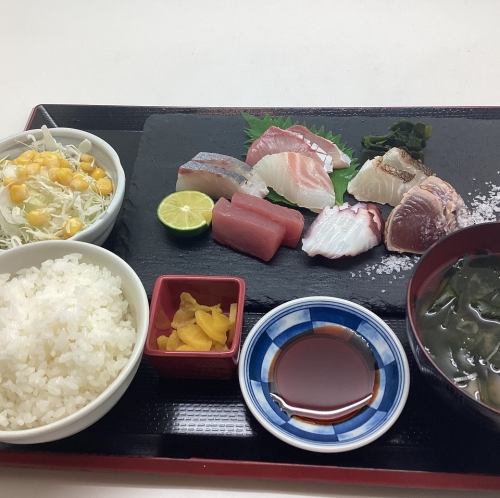 We offer fresh fish and a variety of set meals.