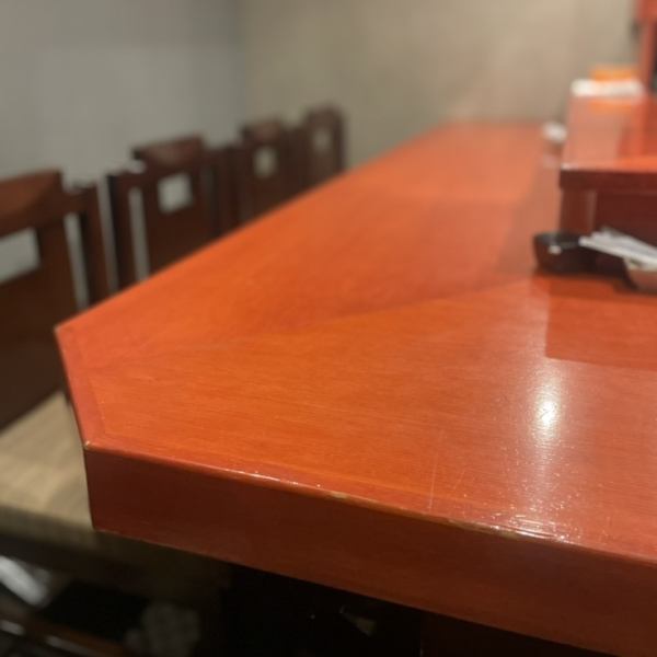 団体可能カウンター席4名様～最大10名まで収容可能。お仕事帰りのサク飲みや、お一人様でのご利用も大歓迎です！会社帰りに同僚と気軽にお立ち寄りください♪ご宴会にもピッタリのお店です！お酒の種類も豊富で、お料理とお飲み物をお楽しみください。
