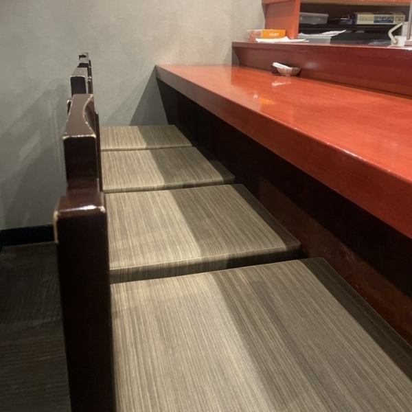 当店はカウンター席のみのご用意があります。お一人様でのご来店も大歓迎！お仕事帰りのサク飲みや、お友達同士のお食事にもご利用いただける空間です。