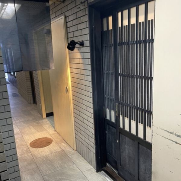 流川町にある、【炭焼　やま】は隠れ家居酒屋として人気◎お仕事終わりの1杯や、友人との飲み会にも最適です。カウンター席もございますので、お一人様でもお気軽にお越しいただけます。ご来店お待ちしております。