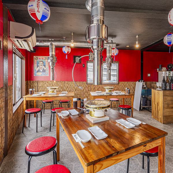 【大衆居酒屋のような明るい店内】炭火焼料理が楽しめる当店では、テーブルに七輪を置き、お客様ご自身でお肉や旬の野菜を焼いて楽しむことができます。約10種類の肉、市場直送の質の良い海鮮をコスパ良く堪能できますよ♪ご来店をお待ちしております。