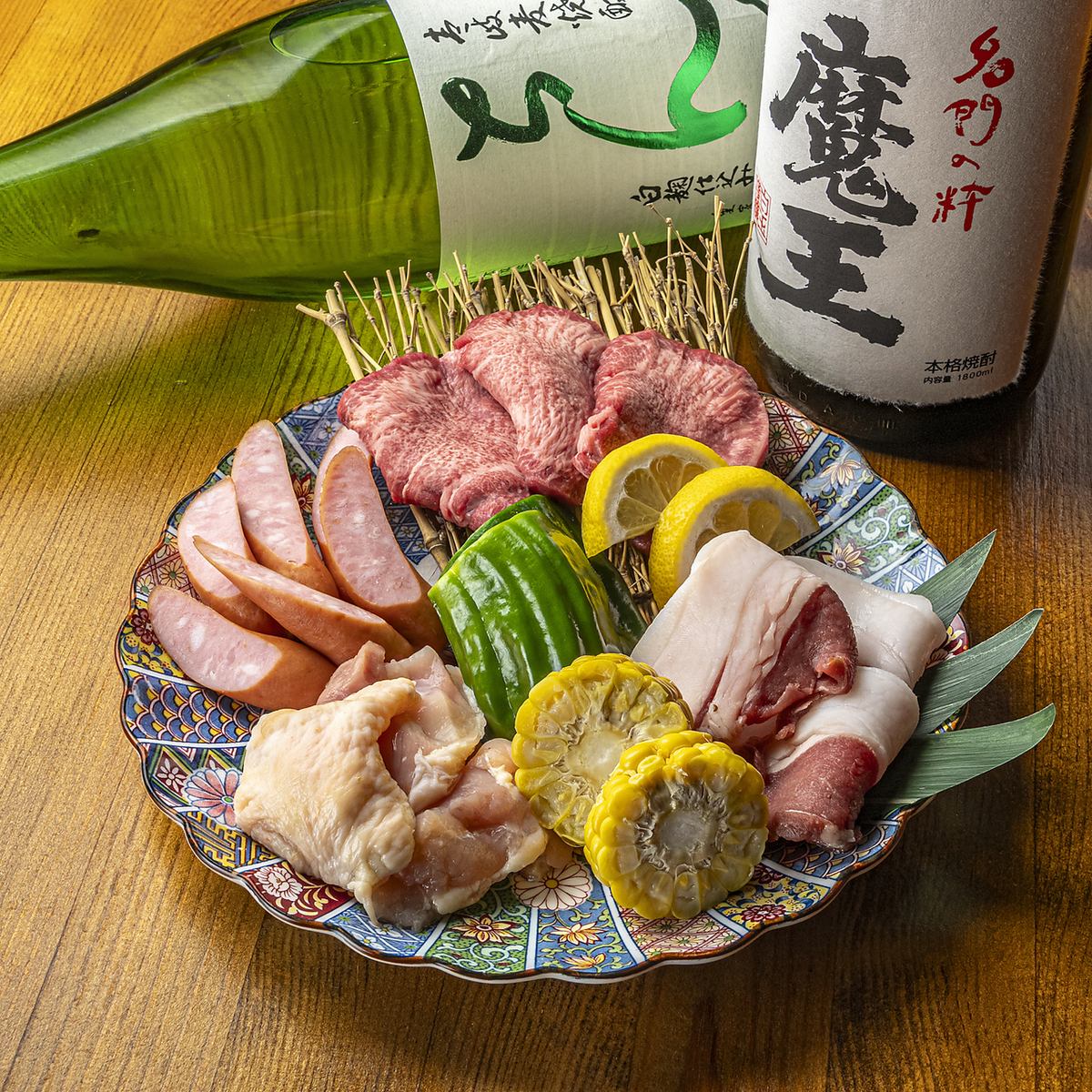 テーブルに七輪を置きお肉や魚介、旬の野菜をご堪能いただけます