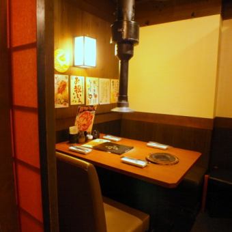 一张4人桌。半单人房座位。（Yakiniku Umeda你可以吃所有你喝的所有你可以吃所有你可以喝奶酪火锅生日女孩派对肉奶酪）