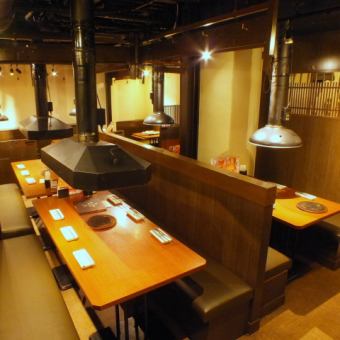 一张12人桌。团体/半私人房间（所有你可以吃yakiniku梅田所有你可以喝所有你可以喝奶酪火锅生日女孩派对肉奶酪）