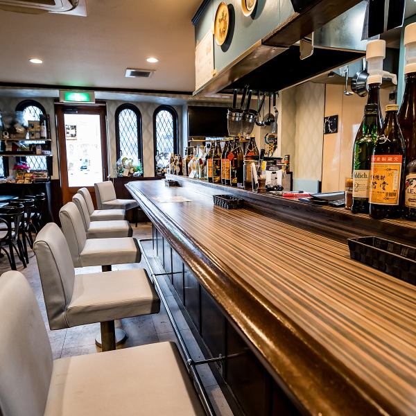 職人の手さばきや食材が調理される音まで楽しめる、ライブ感あふれるカウンター席を全10席完備しており、お一人様はもちろん、特別なデートや少人数でのご利用にも最適です。ぜひお気軽にお立ち寄りください♪