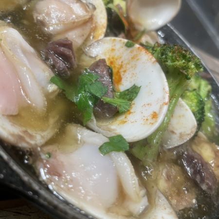 魚介とキノコのアヒージョ