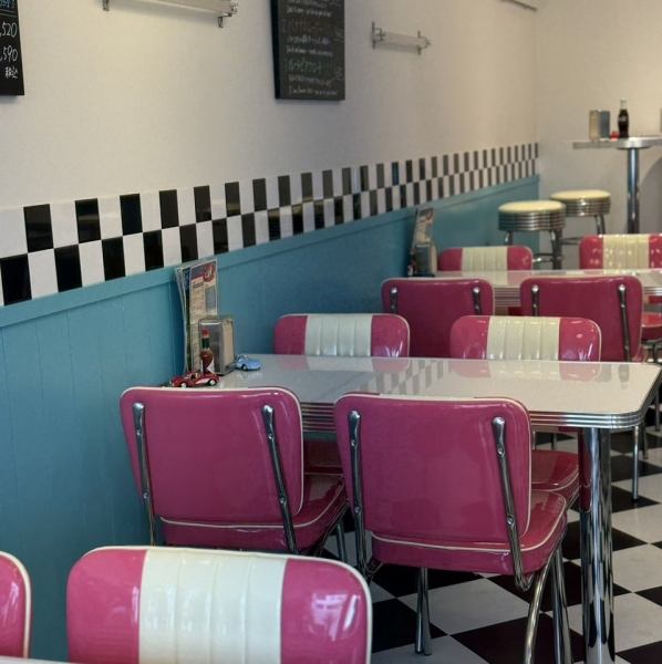 【テーブル席】2名様からご利用いただけるテーブル席は4テーブルご用意しております。会社帰りのちょい飲みや各種宴会などにもぴったりです。様々なシーンでご利用下さい。