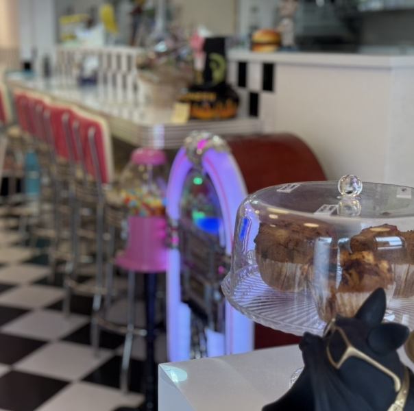 仕事帰りや気軽に立ち寄りたい時にぴったりなカウンター席をご用意しております。全5席のカウンターは、おひとり様でもリラックスしてお楽しみいただけます。お仕事終わりのリフレッシュや、ふらっと立ち寄る一杯にぜひご利用ください。「ひとりで過ごす贅沢な時間」を、LITのカウンター席で。