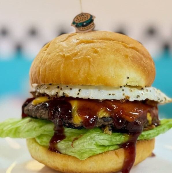 【テイクアウトも大歓迎★】 Smoky BBQ Egg Cheeseburger