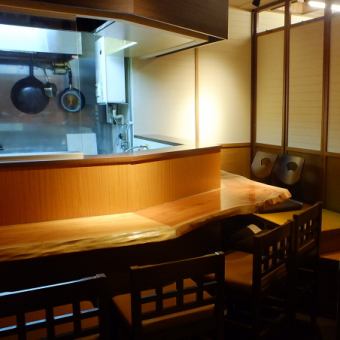 Counter seat to enjoy the fragrant smell of eel in the bowl of sake