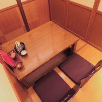 A hori-kotatsu private room where you can adjust the number of people by removing the partition