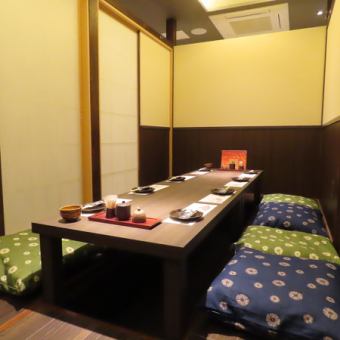 仕切りを外して人数調整も可能な掘り炬燵個室